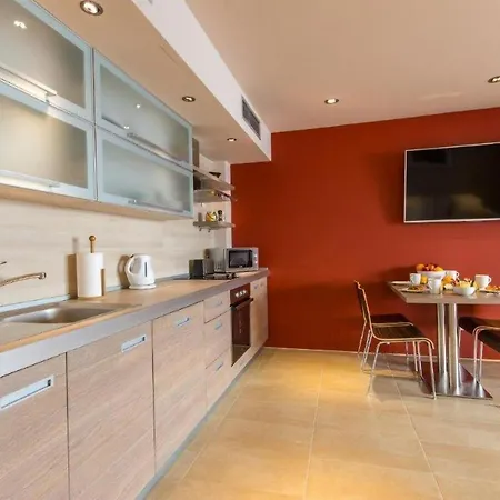 1 Bedroom Lovely Apartment In Molunat 몰루나트