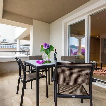 1 Bedroom Lovely Apartment In Molunat