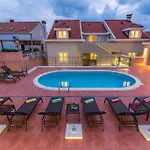 1 Bedroom Stunning Apartment In Molunat *
