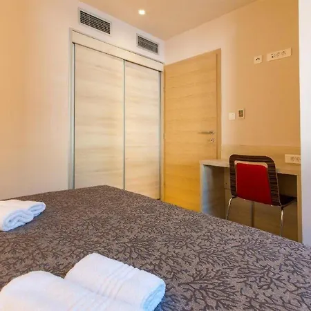 1 Bedroom Gorgeous In דירה *