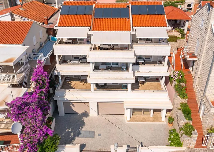 1 Bedroom Gorgeous In Appartement Molunat