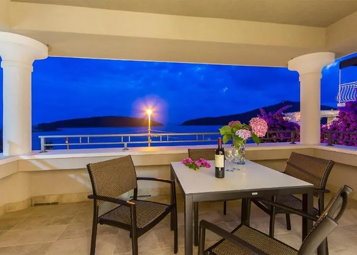 1 Bedroom Gorgeous In Appartement Molunat